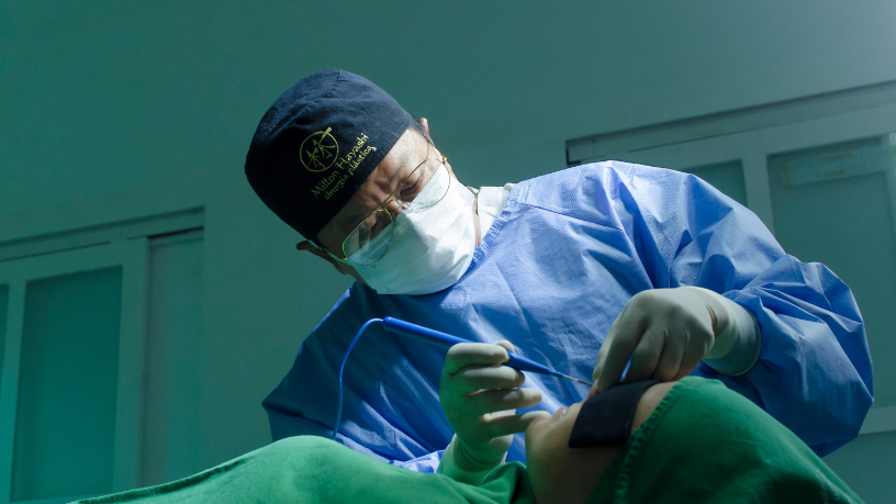 Descubra com Dr. Milton Seigi Hayashi os impactos emocionais e sociais da otoplastia durante a fase escolar.